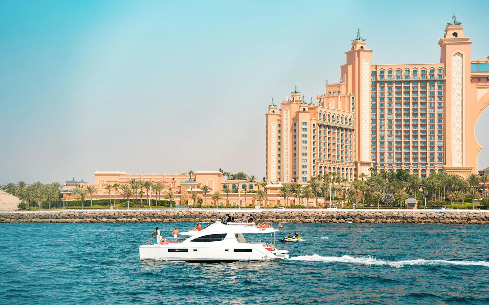 Dubai Marina: 2/3-Hour Luxury Yacht Cruise with Breakfast or BBQ Lunch/Dinner